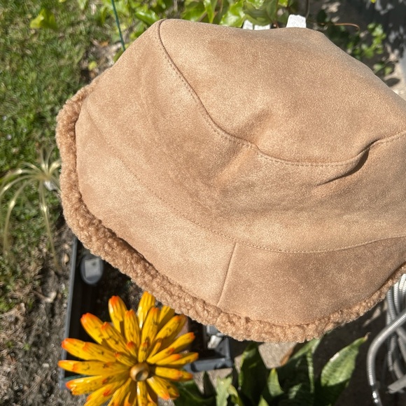 VIRGINIA WOLF Sherpa Reversible Bucket Hat In Tan main image 5
